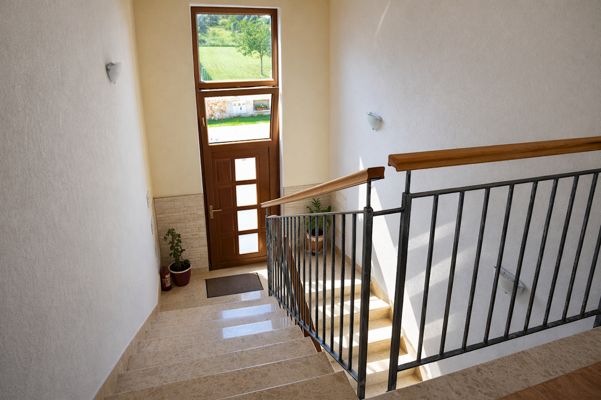 Hiša z bazenom in štirimi stanovanjskimi enotami v mirnem okolju – okolica Poreča