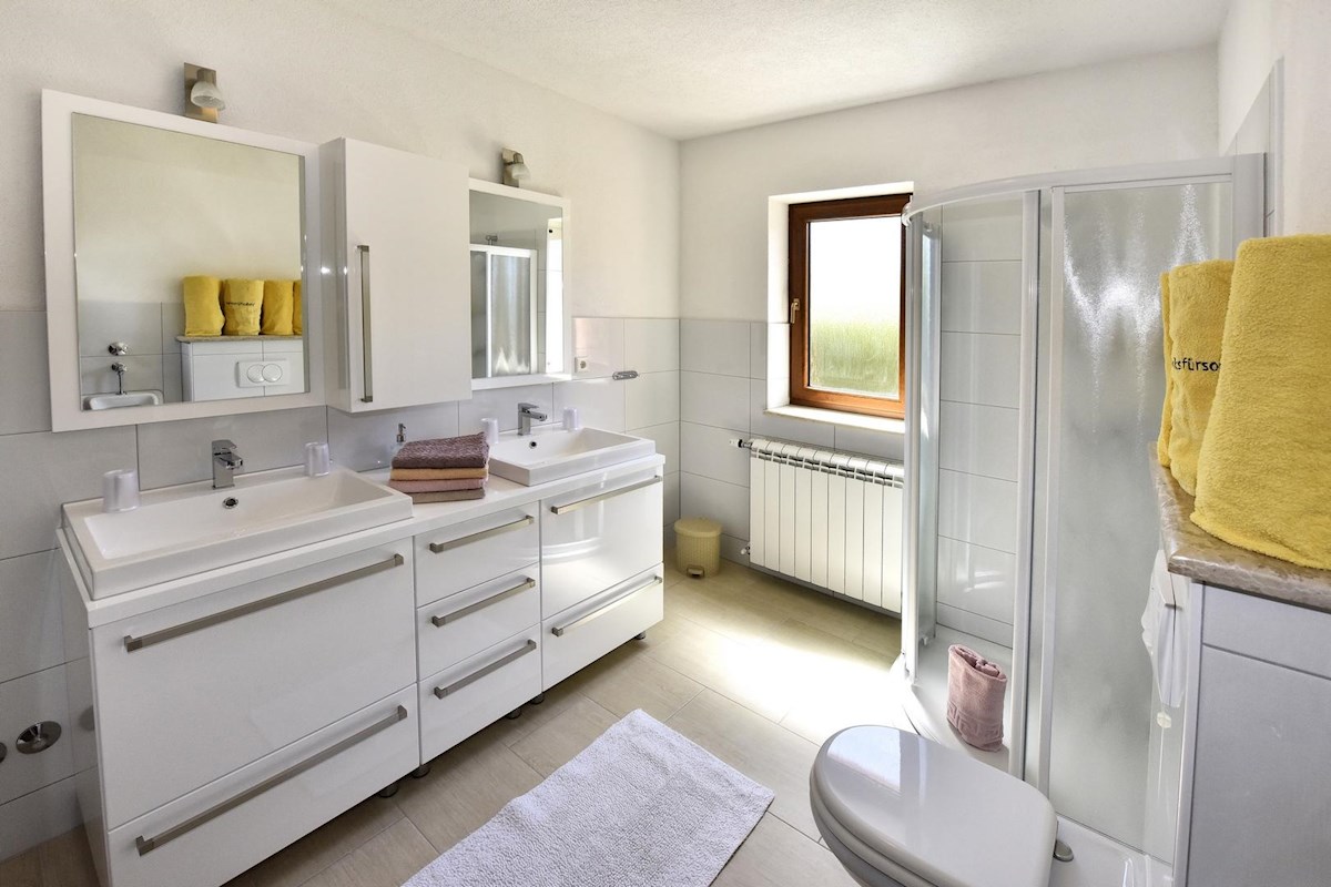 Hiša z bazenom in štirimi stanovanjskimi enotami v mirnem okolju – okolica Poreča