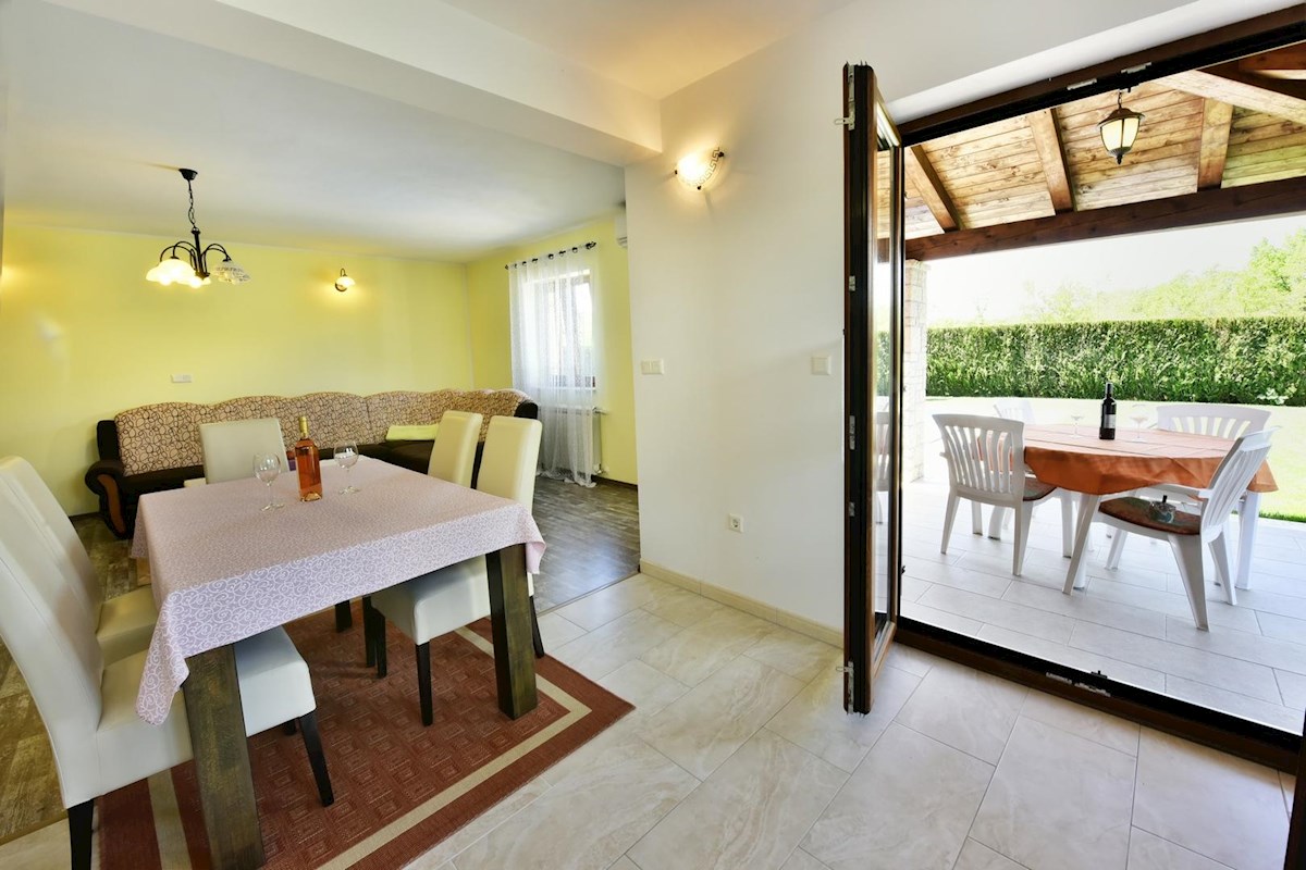 Hiša z bazenom in štirimi stanovanjskimi enotami v mirnem okolju – okolica Poreča