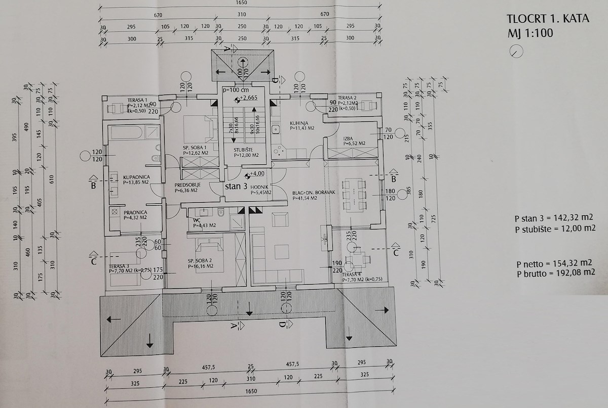 Hiša z bazenom in štirimi stanovanjskimi enotami v mirnem okolju – okolica Poreča