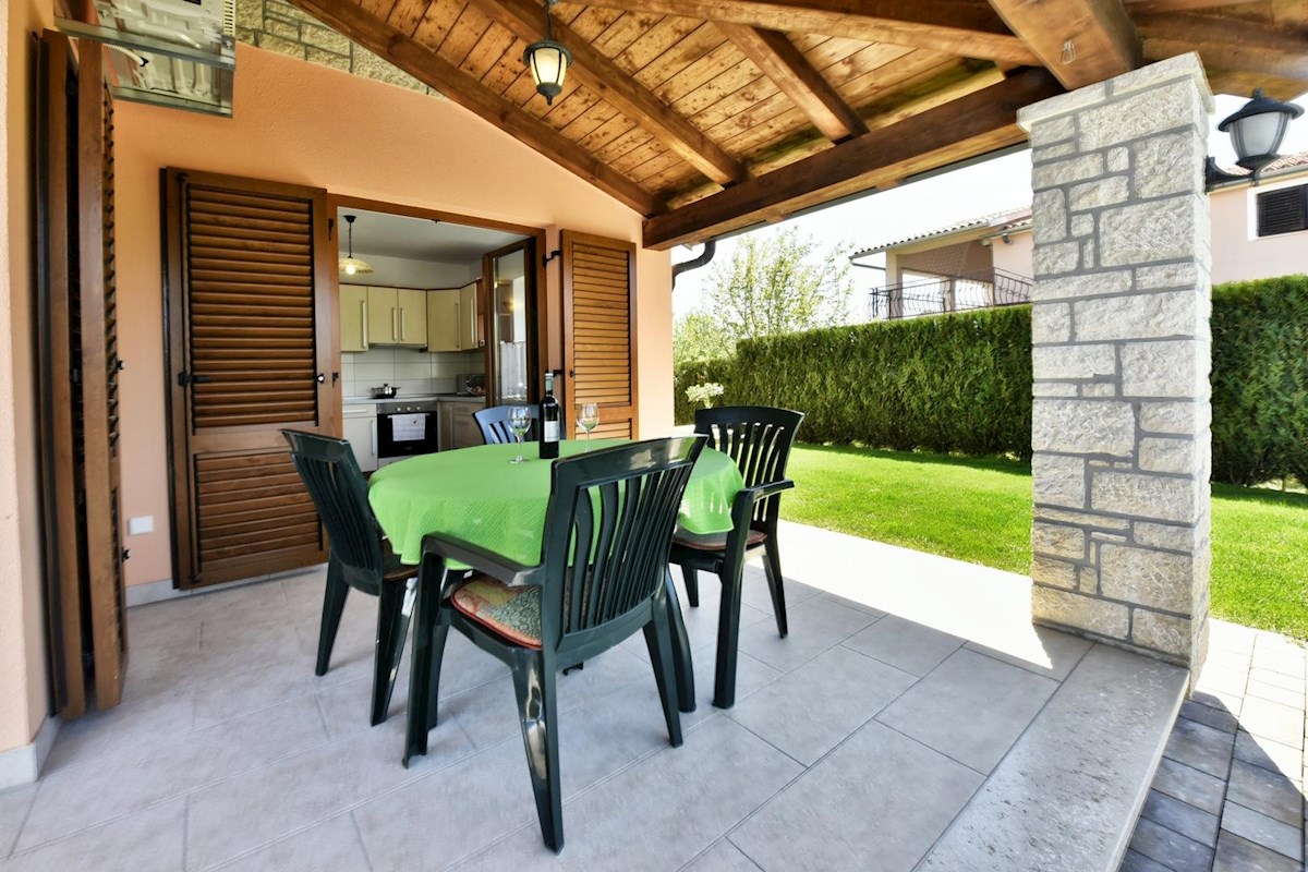 Hiša z bazenom in štirimi stanovanjskimi enotami v mirnem okolju – okolica Poreča