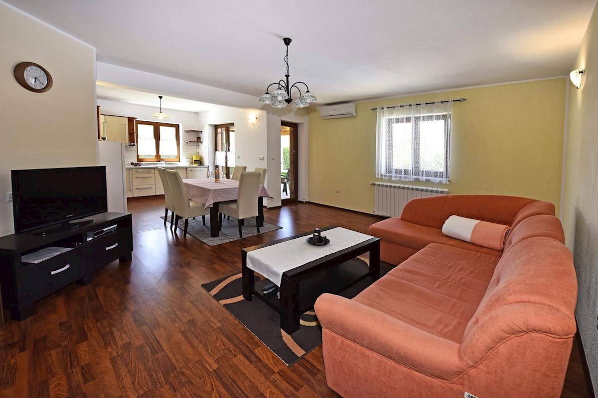 Hiša z bazenom in štirimi stanovanjskimi enotami v mirnem okolju – okolica Poreča