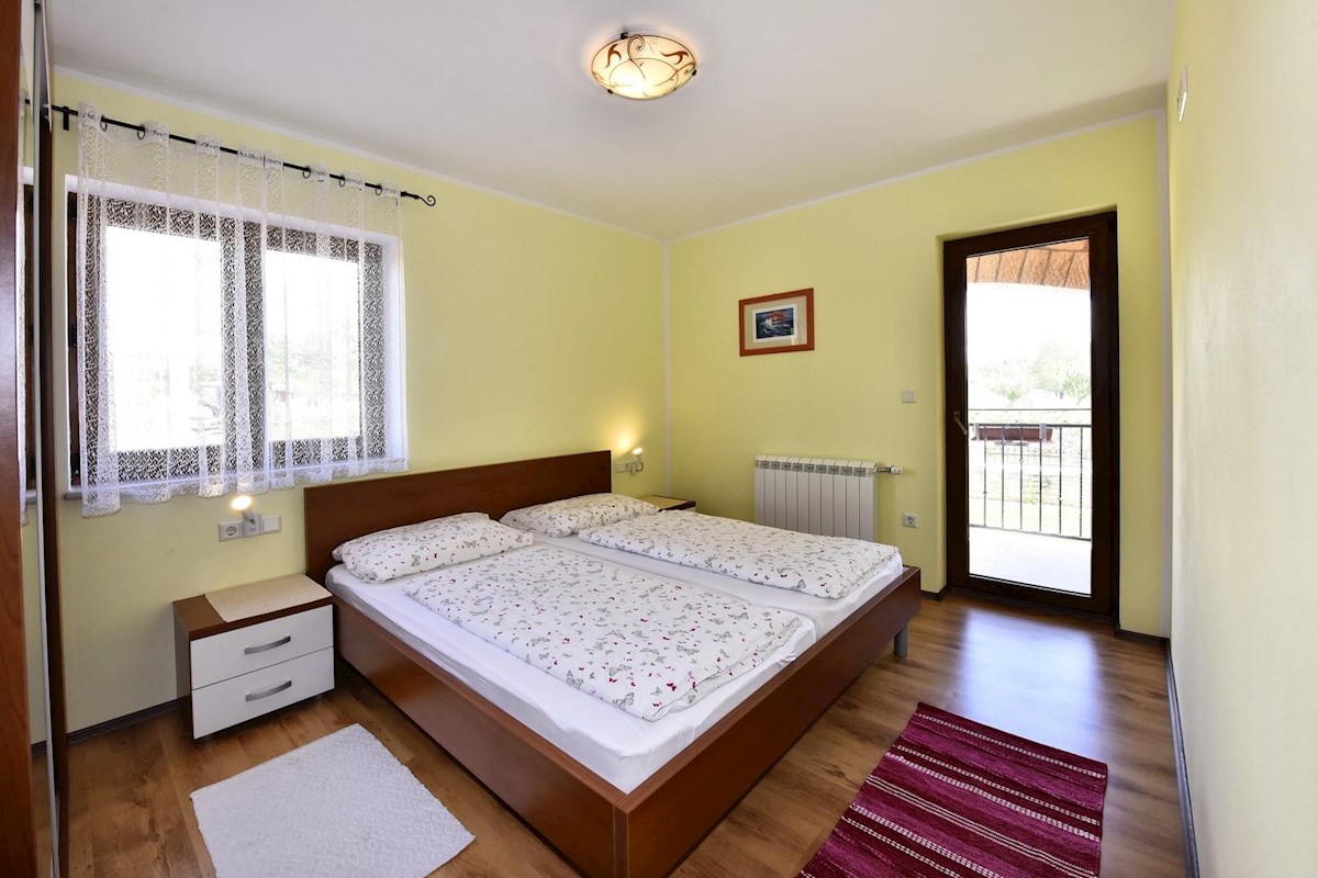 Hiša z bazenom in štirimi stanovanjskimi enotami v mirnem okolju – okolica Poreča