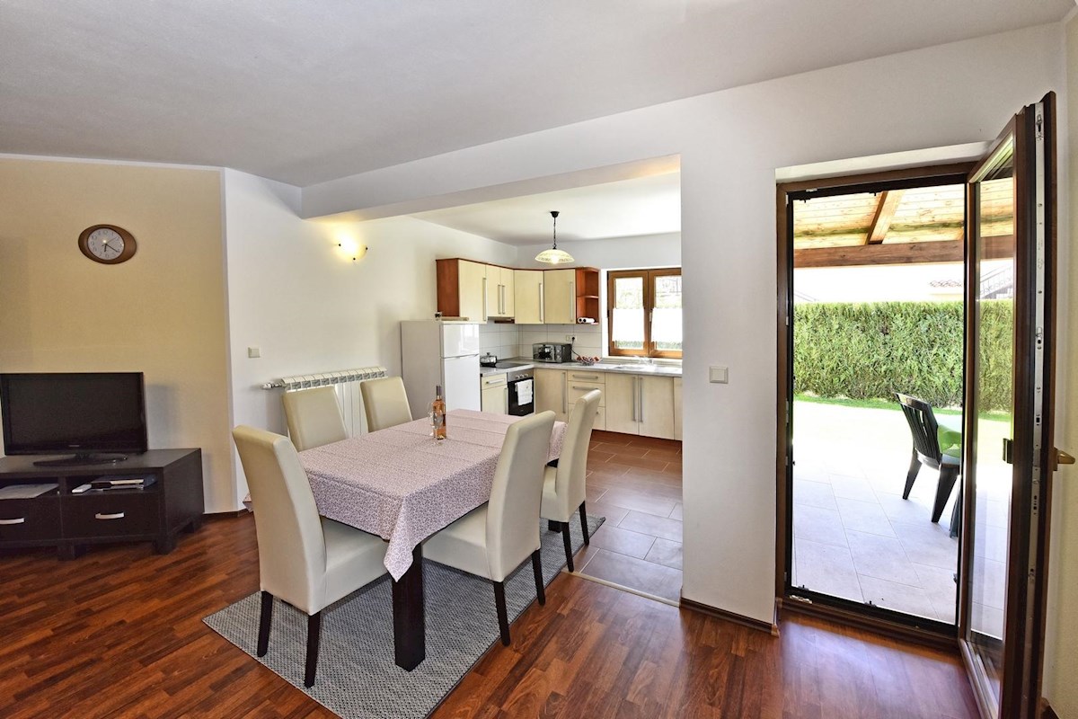 Hiša z bazenom in štirimi stanovanjskimi enotami v mirnem okolju – okolica Poreča