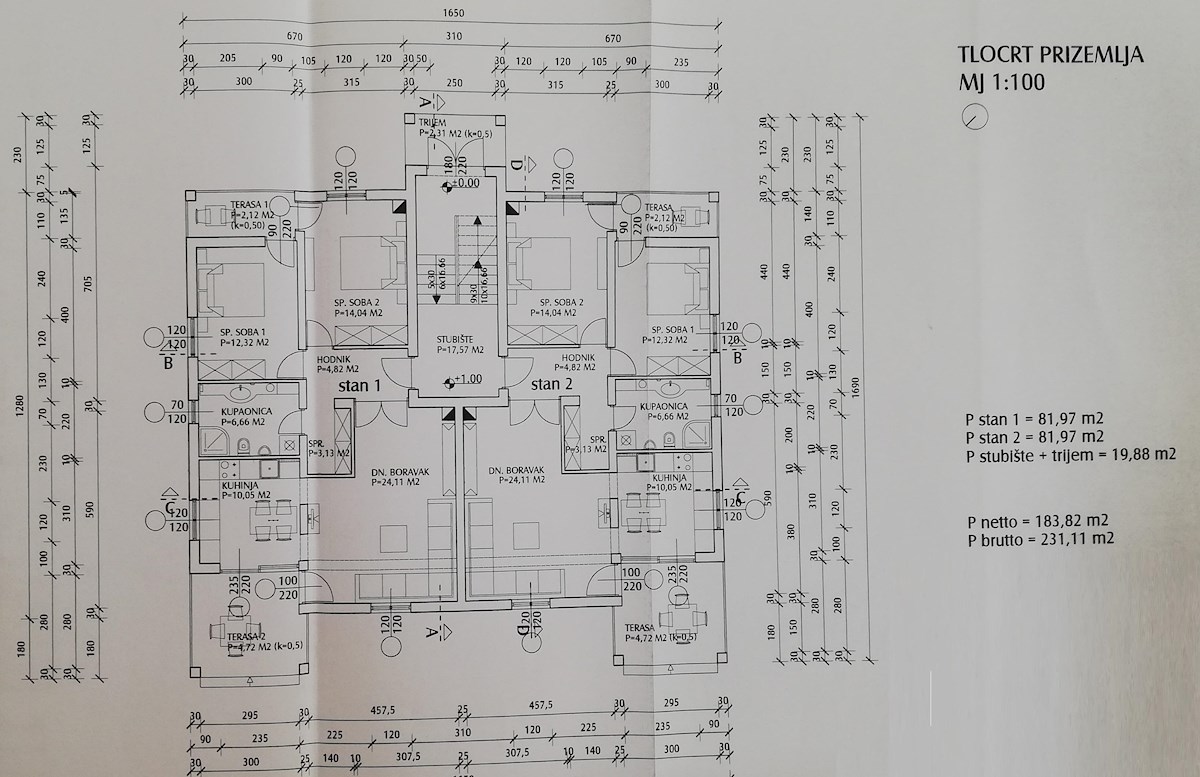 Hiša z bazenom in štirimi stanovanjskimi enotami v mirnem okolju – okolica Poreča