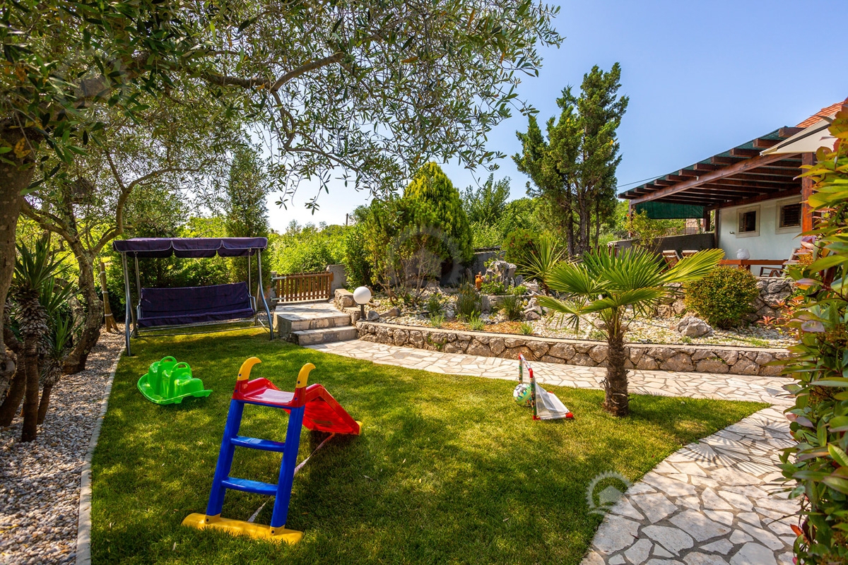 Samostojna hiša z dvema stanovanjskima enotama, bazenom in jacuzzijem, Vrbnik!