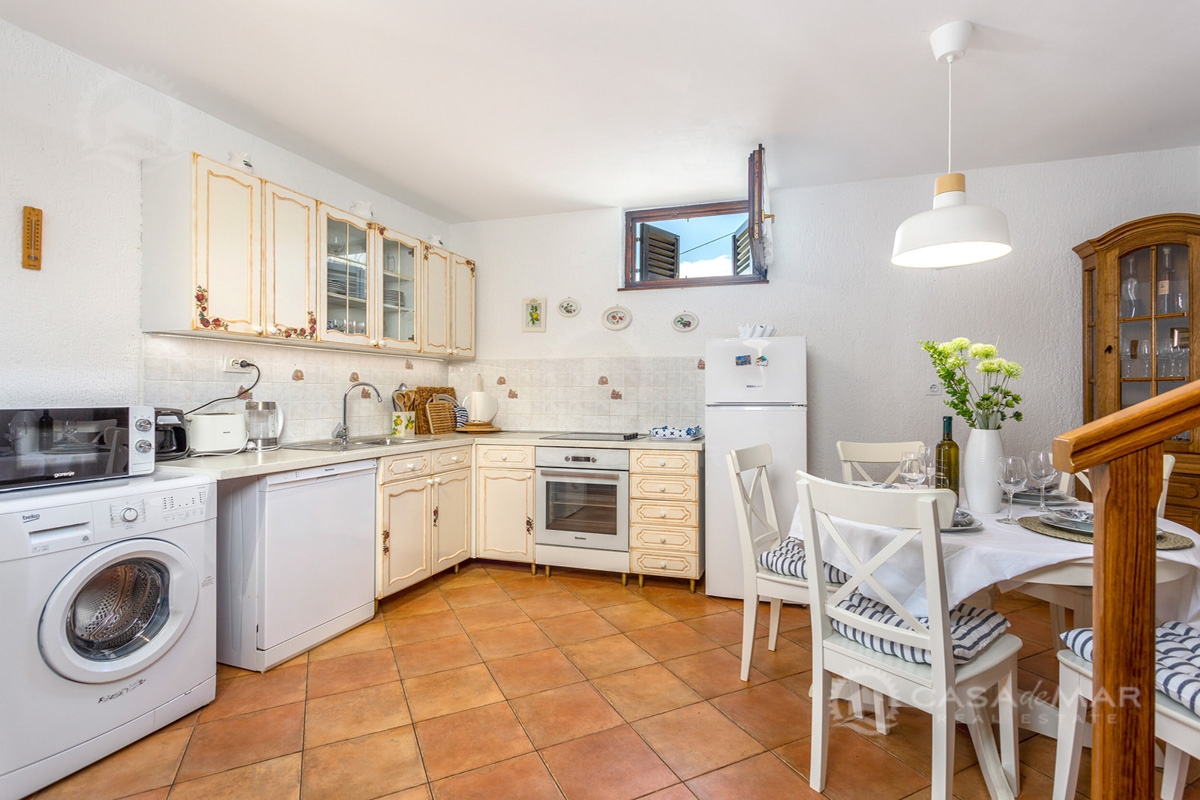 Samostojna hiša z dvema stanovanjskima enotama, bazenom in jacuzzijem, Vrbnik!