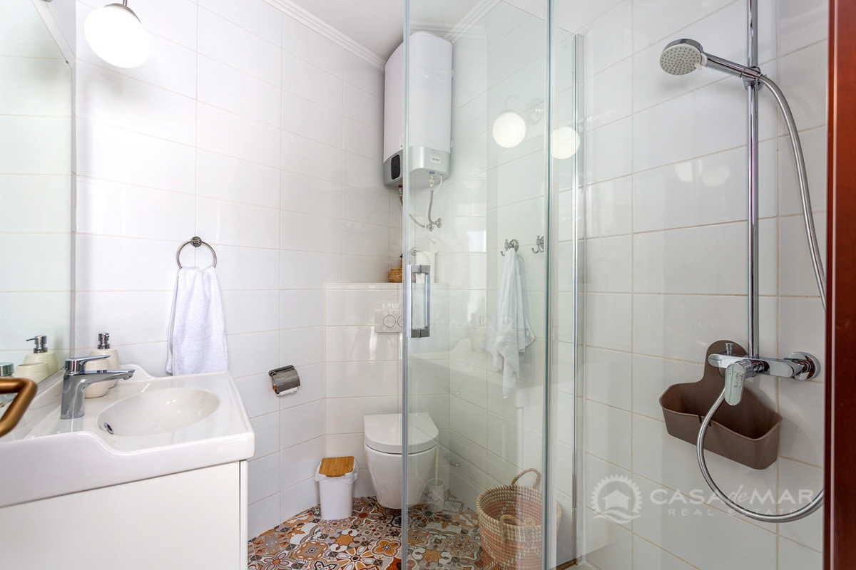 Samostojna hiša z dvema stanovanjskima enotama, bazenom in jacuzzijem, Vrbnik!