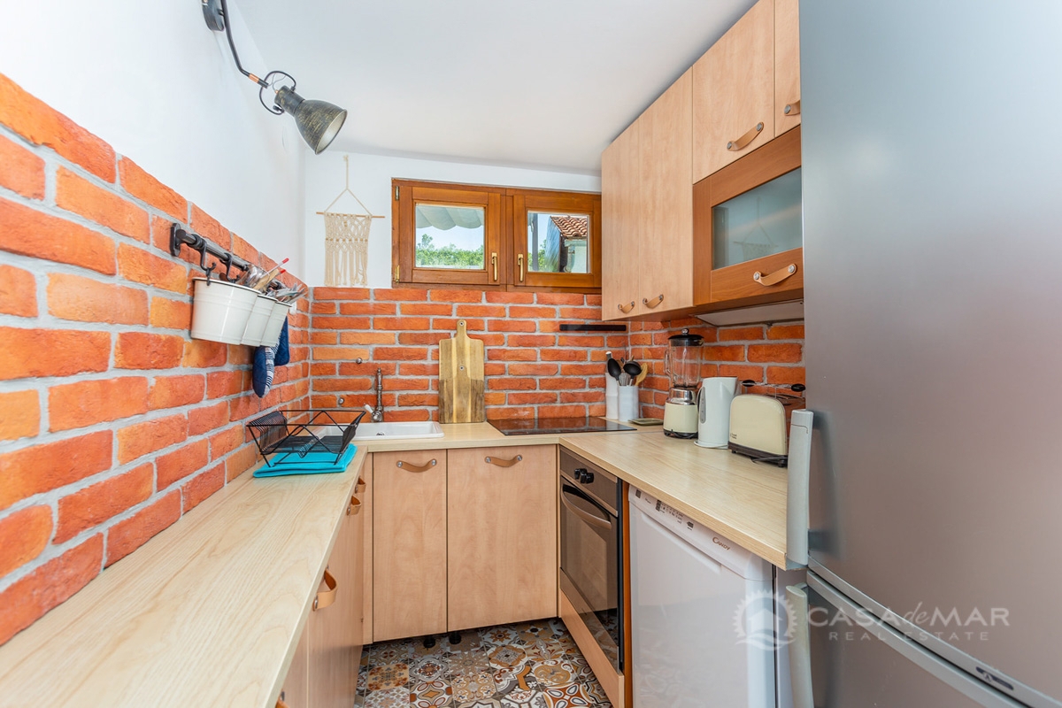 Samostojna hiša z dvema stanovanjskima enotama, bazenom in jacuzzijem, Vrbnik!