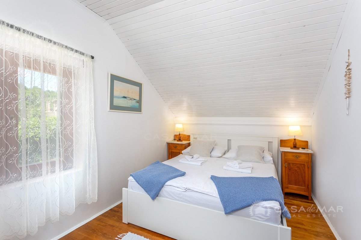 Samostojna hiša z dvema stanovanjskima enotama, bazenom in jacuzzijem, Vrbnik!