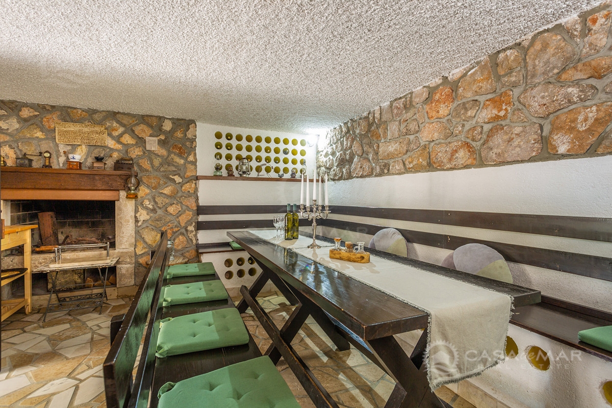 Samostojna hiša z dvema stanovanjskima enotama, bazenom in jacuzzijem, Vrbnik!