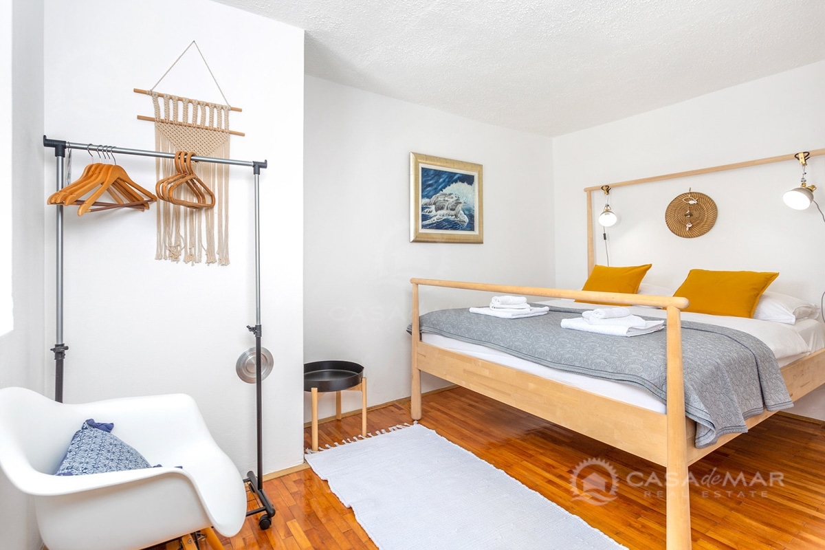 Samostojna hiša z dvema stanovanjskima enotama, bazenom in jacuzzijem, Vrbnik!