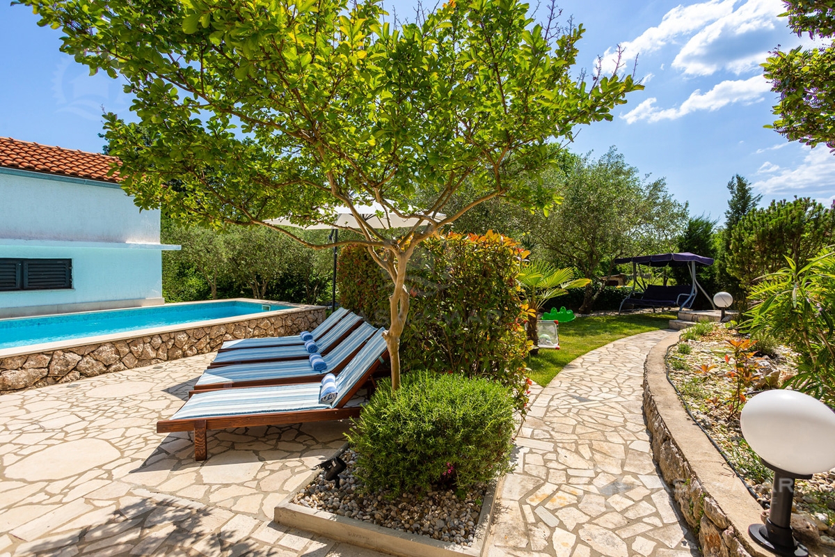 Samostojna hiša z dvema stanovanjskima enotama, bazenom in jacuzzijem, Vrbnik!