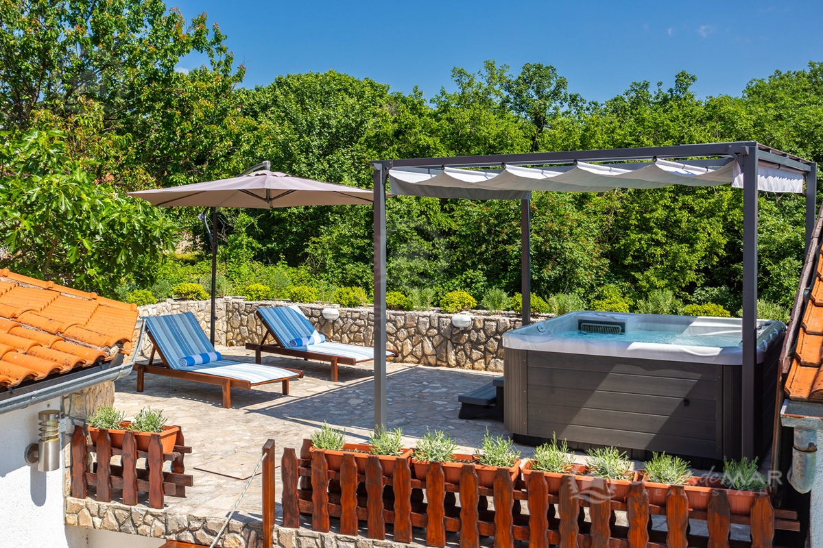 Samostojna hiša z dvema stanovanjskima enotama, bazenom in jacuzzijem, Vrbnik!