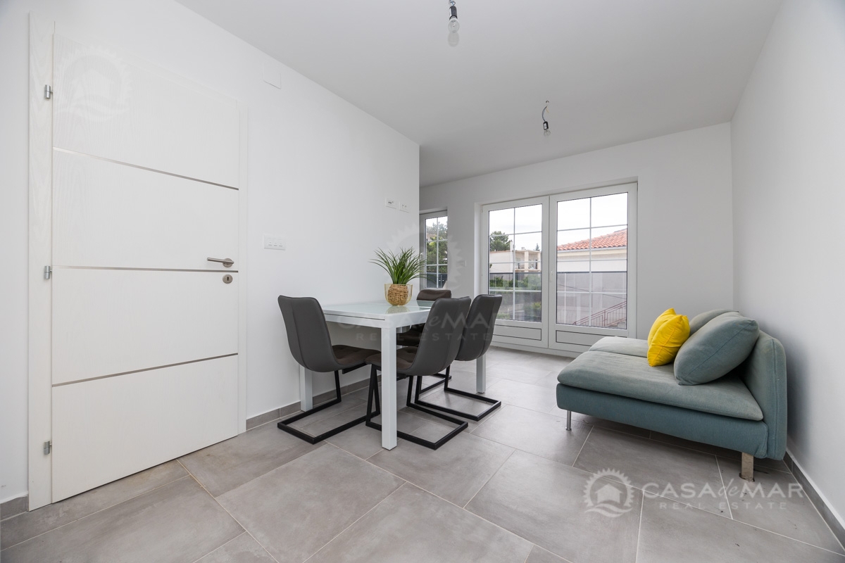 Apartma v Crikvenici, dve spalnici, vrt, parkirišče in panoramski pogled na morje!