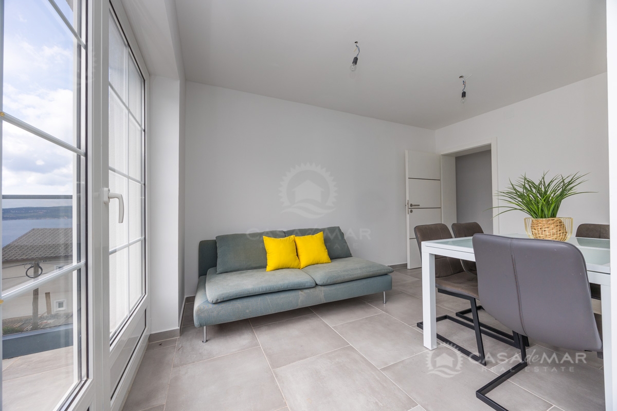 Apartma v Crikvenici, dve spalnici, vrt, parkirišče in panoramski pogled na morje!