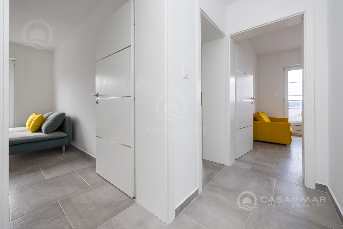 Apartma v Crikvenici, dve spalnici, vrt, parkirišče in panoramski pogled na morje!