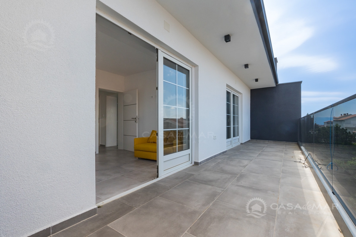 Apartma v Crikvenici, dve spalnici, vrt, parkirišče in panoramski pogled na morje!
