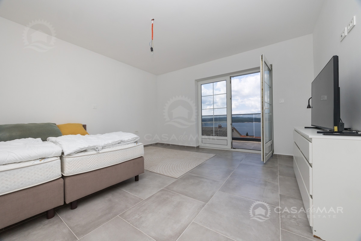 Apartma v Crikvenici, dve spalnici, vrt, parkirišče in panoramski pogled na morje!