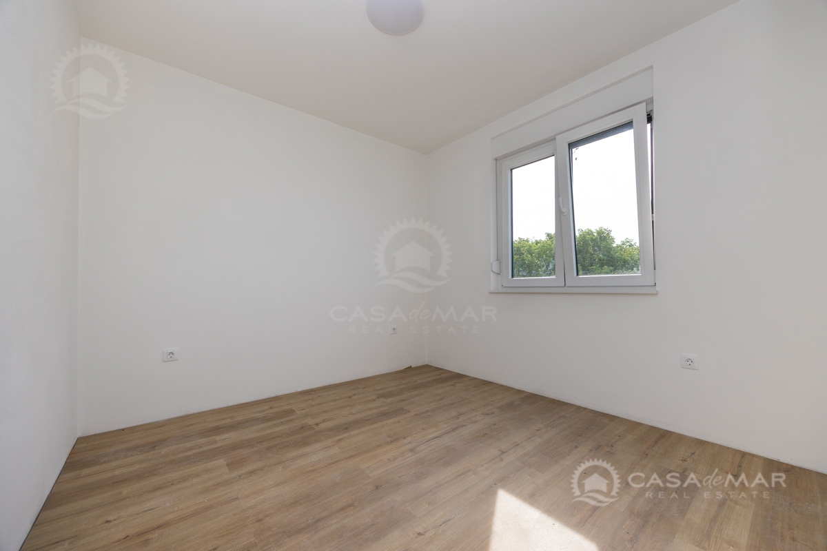 PRILOŽNOST! Novogradnja Novi Vinodolski – Apartma v pritličju z vrtom, 2 parkirni mesti!