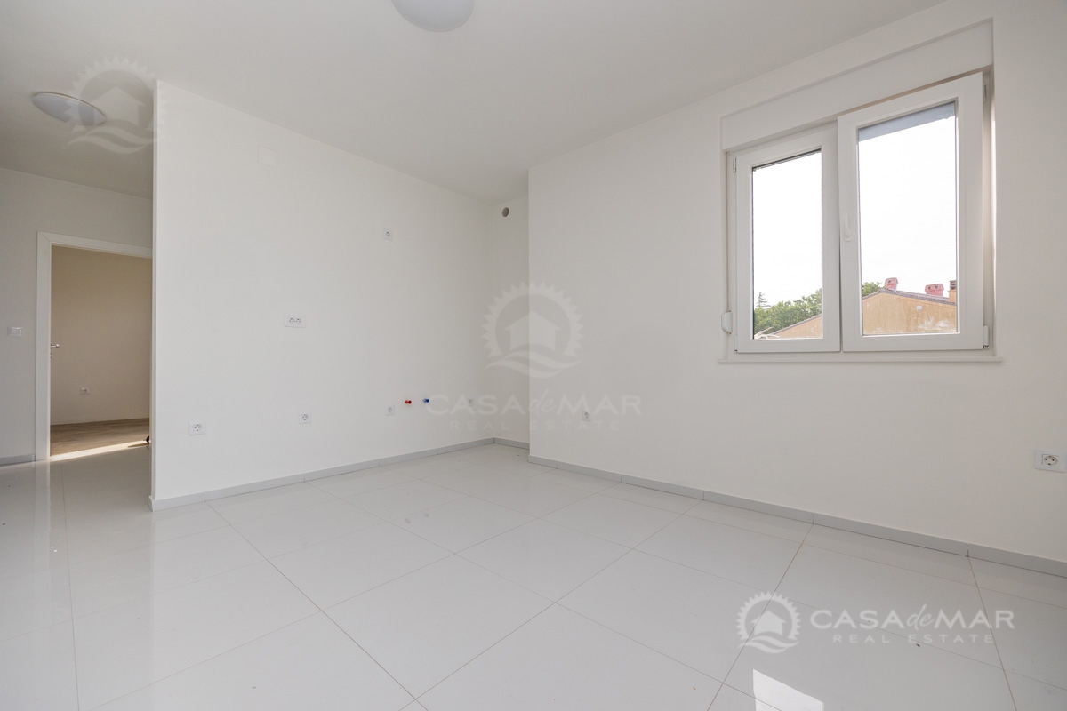 PRILOŽNOST! Novogradnja Novi Vinodolski – Apartma v pritličju z vrtom, 2 parkirni mesti!