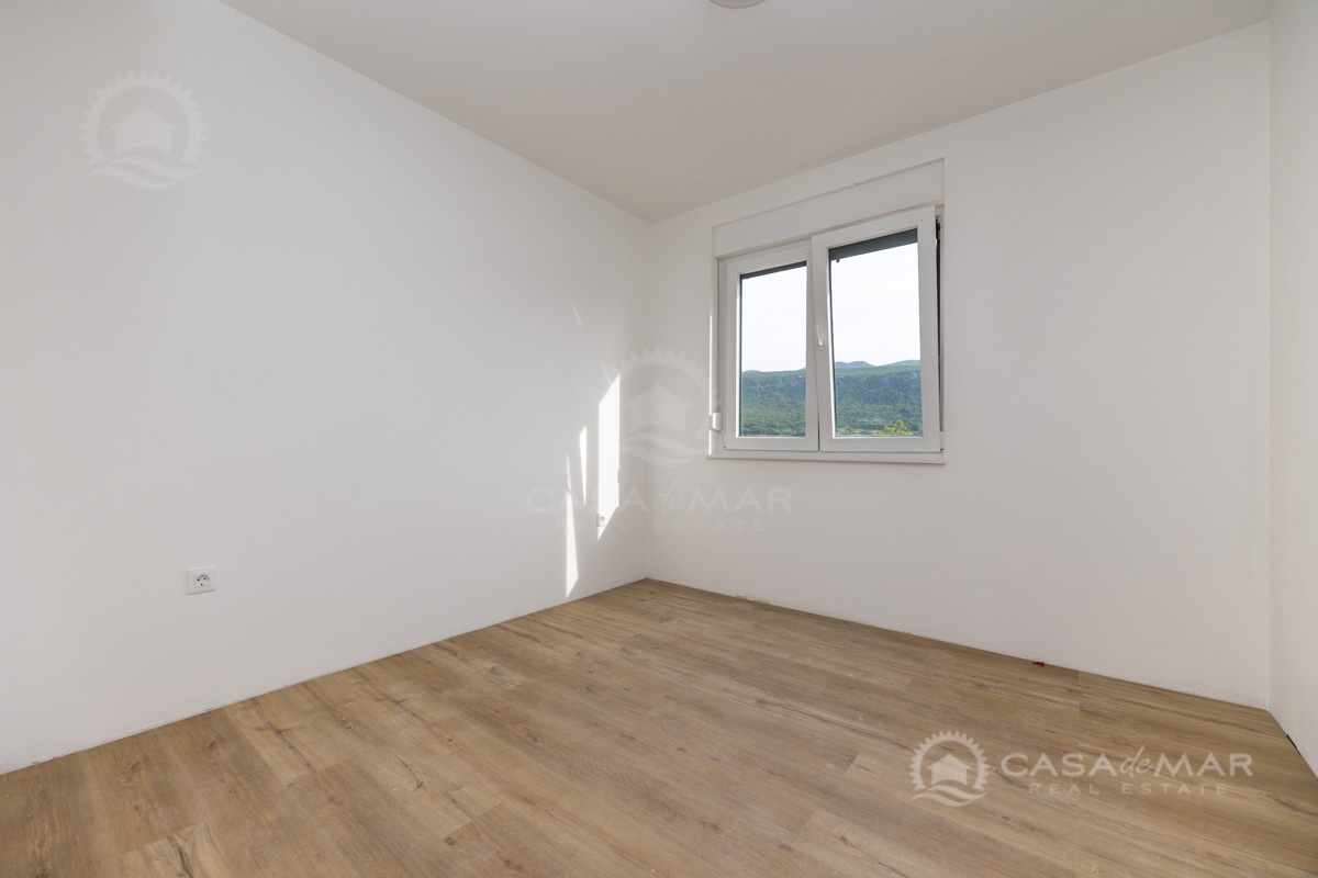 PRILOŽNOST! Novogradnja Novi Vinodolski – Apartma v pritličju z vrtom, 2 parkirni mesti!