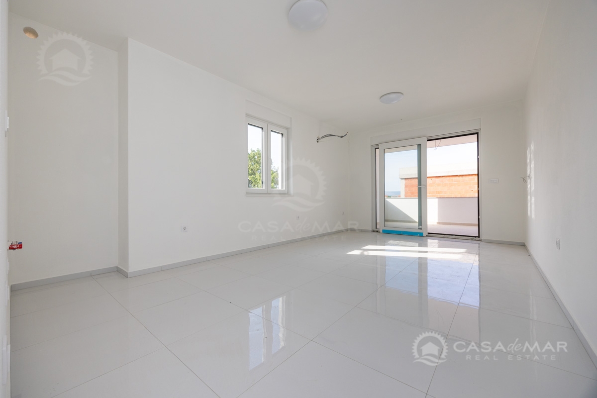 PRILOŽNOST! Novogradnja Novi Vinodolski – Apartma v pritličju z vrtom, 2 parkirni mesti!