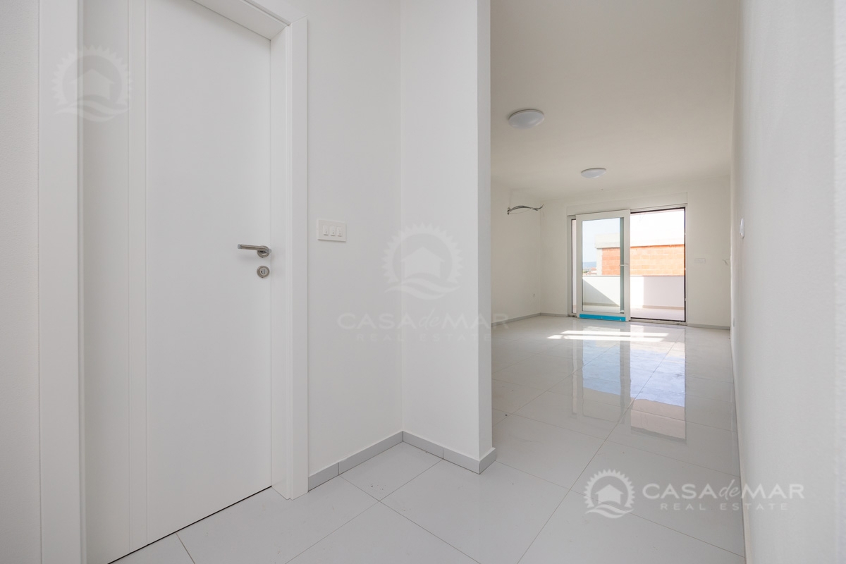 PRILOŽNOST! Novogradnja Novi Vinodolski – Apartma v pritličju z vrtom, 2 parkirni mesti!