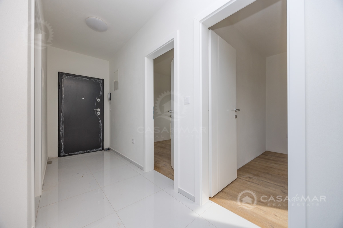 PRILOŽNOST! Novogradnja Novi Vinodolski – Apartma v pritličju z vrtom, 2 parkirni mesti!