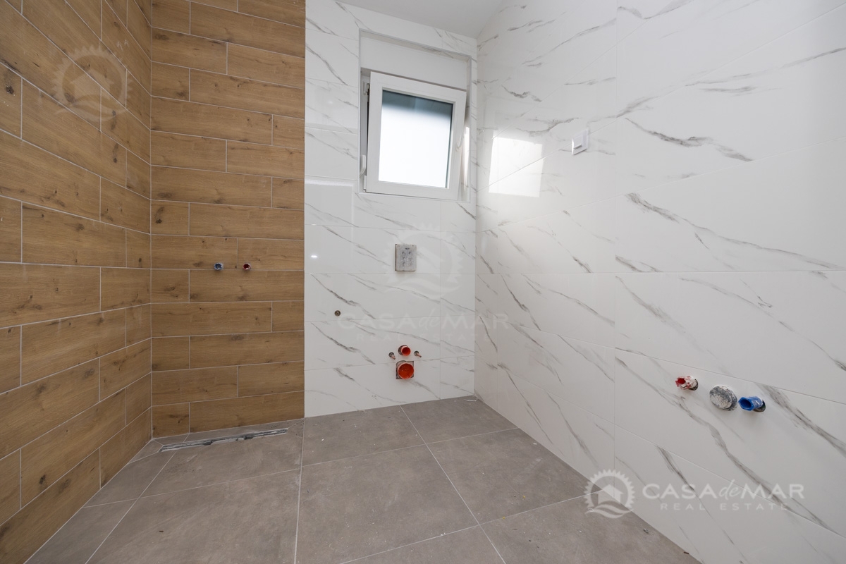 PRILOŽNOST! Novogradnja Novi Vinodolski – Apartma v pritličju z vrtom, 2 parkirni mesti!