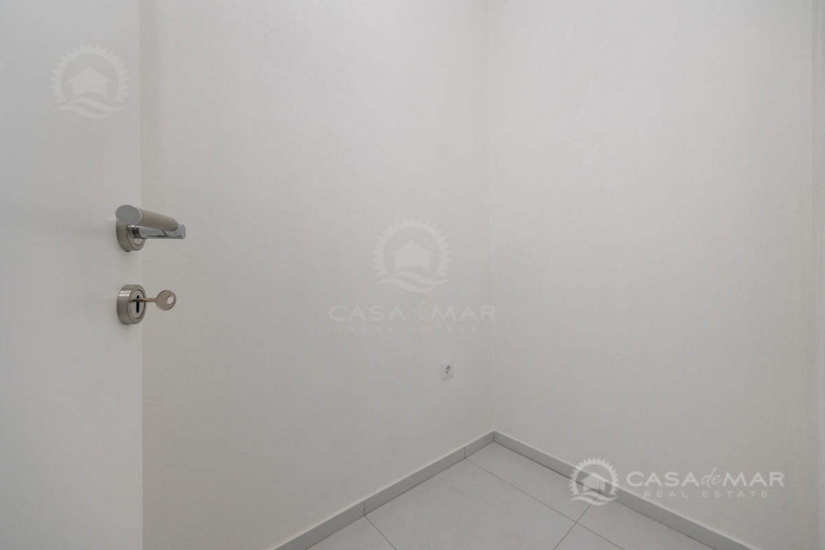 PRILOŽNOST! Novogradnja Novi Vinodolski – Apartma v pritličju z vrtom, 2 parkirni mesti!