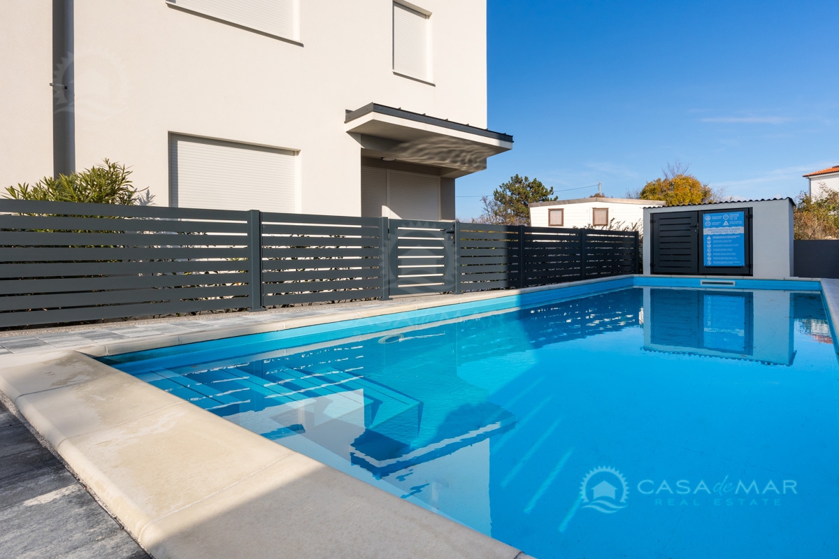 Apartma Šilo – Prodaja – PRILOŽNOST! Novogradnja 350 m od morja, skupni bazen!