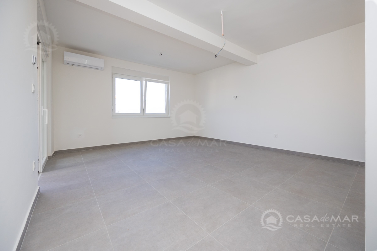 Apartma Šilo – Prodaja – PRILOŽNOST! Novogradnja 350 m od morja, skupni bazen!