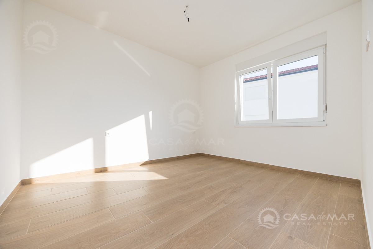 Apartma Šilo – Prodaja – PRILOŽNOST! Novogradnja 350 m od morja, skupni bazen!