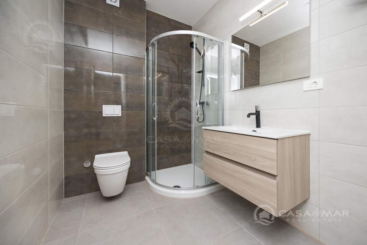 Apartma Šilo – Prodaja – PRILOŽNOST! Novogradnja 350 m od morja, skupni bazen!