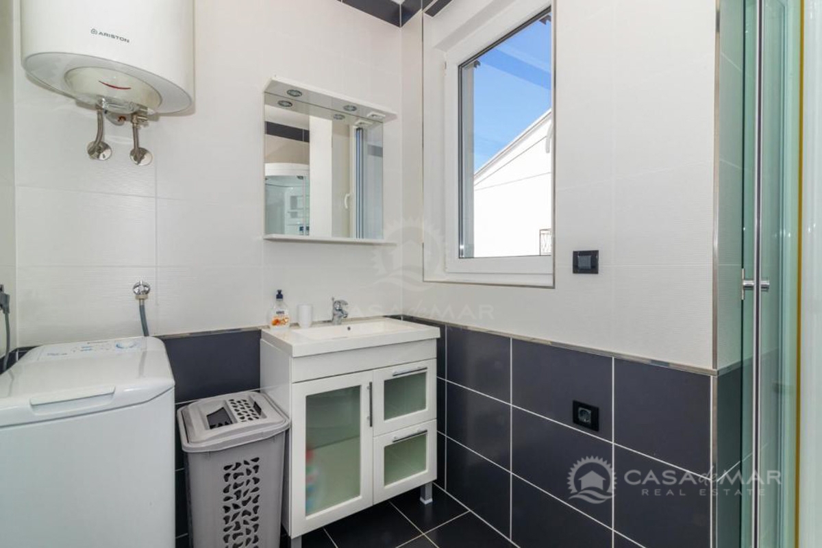 Stanovanje v prvem nadstropju z veliko pokrito teraso – Crikvenica!