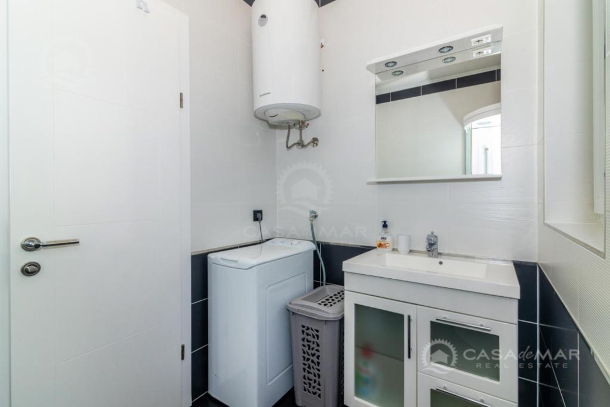 Stanovanje v prvem nadstropju z veliko pokrito teraso – Crikvenica!