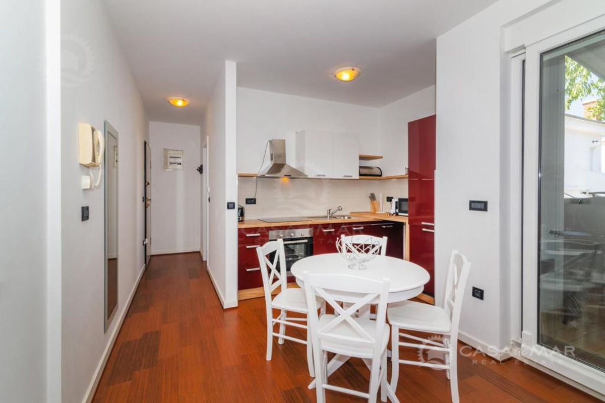 Stanovanje v prvem nadstropju z veliko pokrito teraso – Crikvenica!