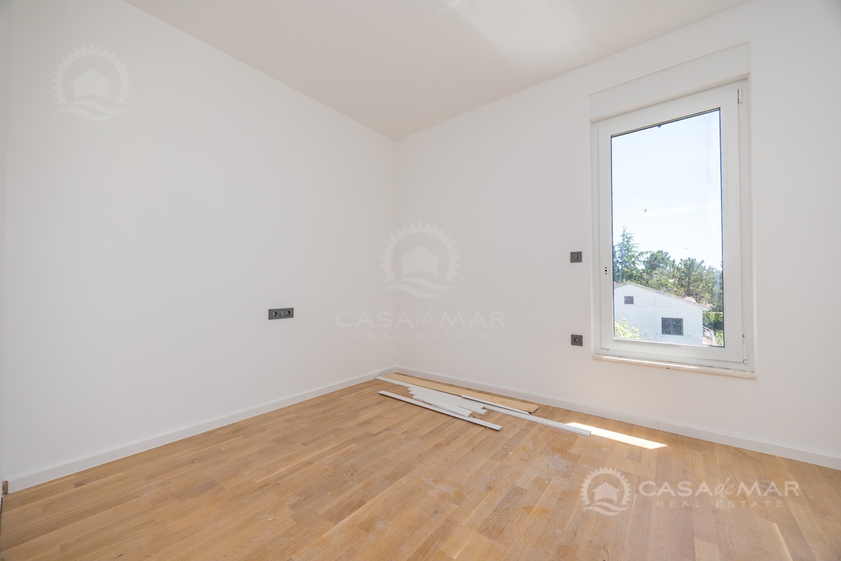 PRILOŽNOST! Apartma s panoramskim pogledom na morje, novogradnja s parkiriščem in shrambo