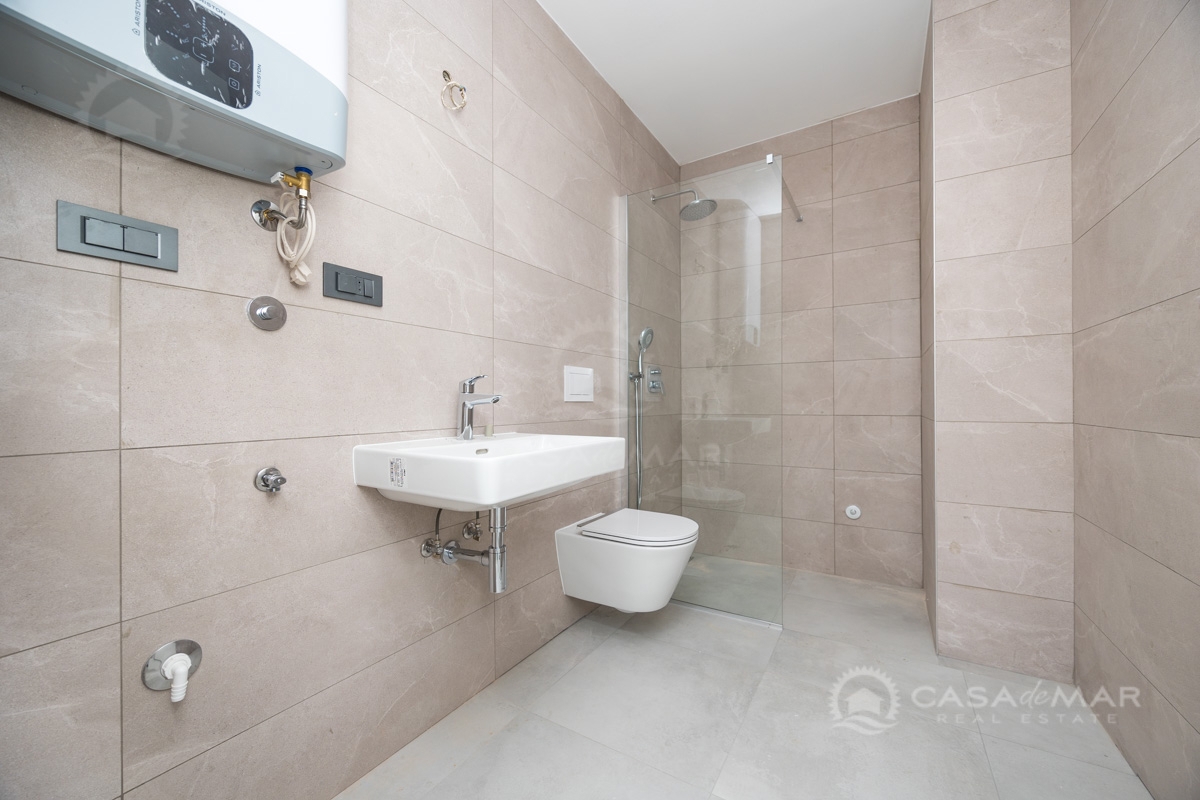 PRILOŽNOST! Apartma s panoramskim pogledom na morje, novogradnja s parkiriščem in shrambo