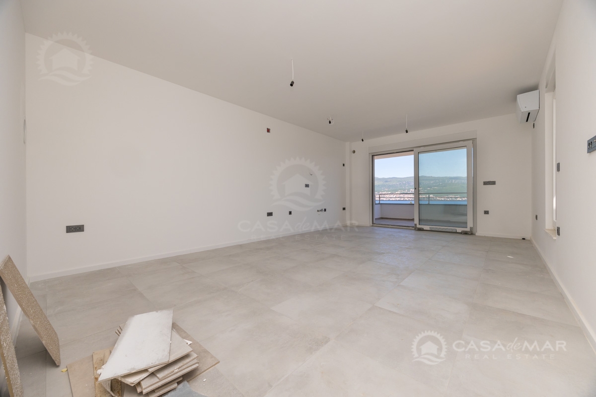 PRILOŽNOST! Apartma s panoramskim pogledom na morje, novogradnja s parkiriščem in shrambo