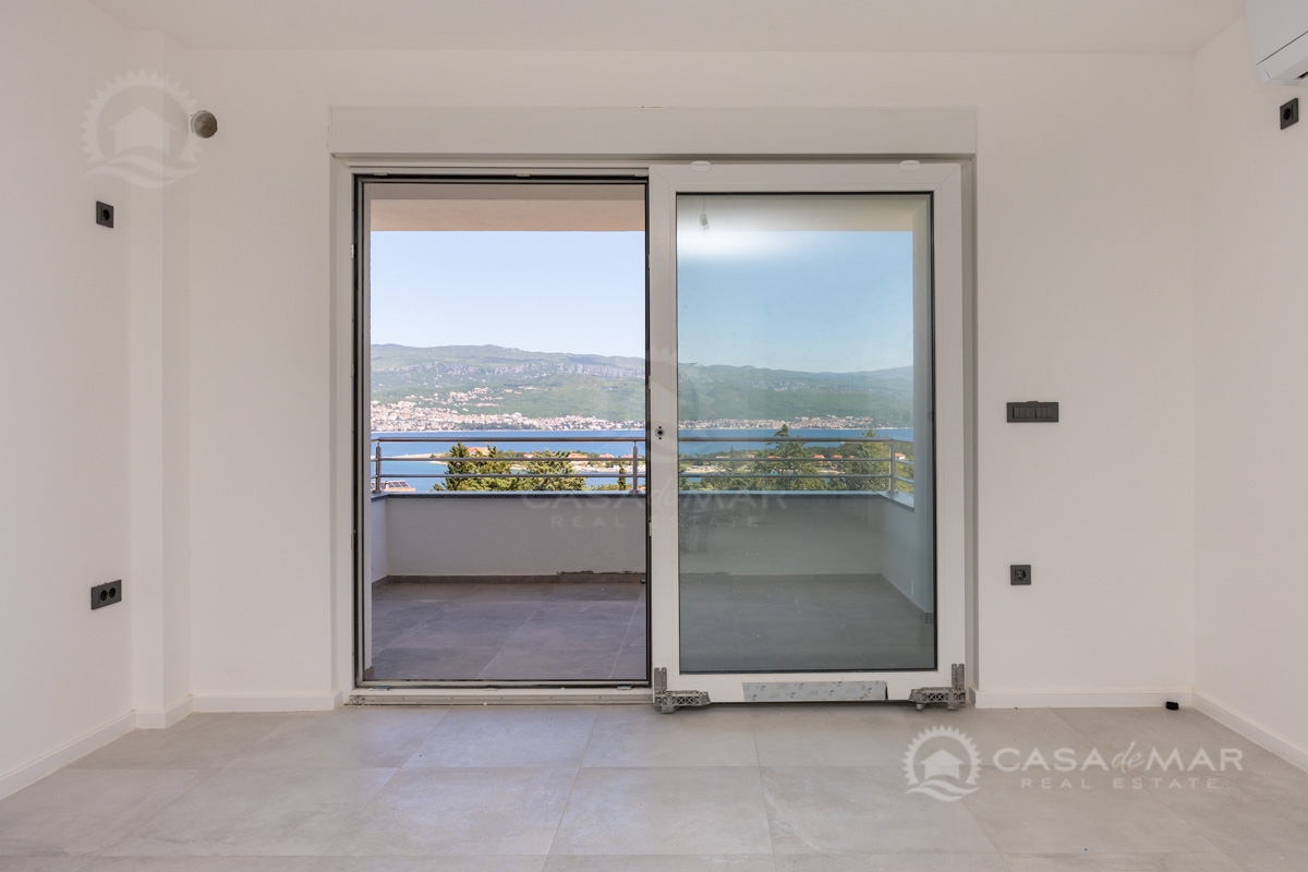 PRILOŽNOST! Apartma s panoramskim pogledom na morje, novogradnja s parkiriščem in shrambo