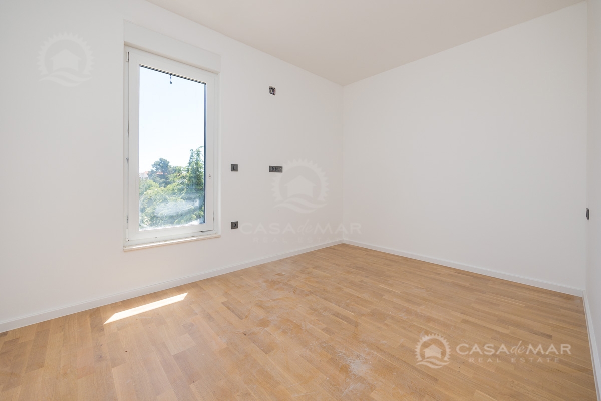 PRILOŽNOST! Apartma s panoramskim pogledom na morje, novogradnja s parkiriščem in shrambo