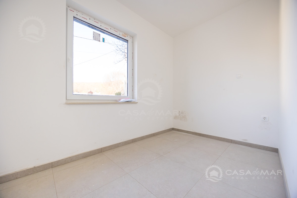 PRILOŽNOST! Stanovanje v pritličju z razgledom na morje – novogradnja 450 m od morja!