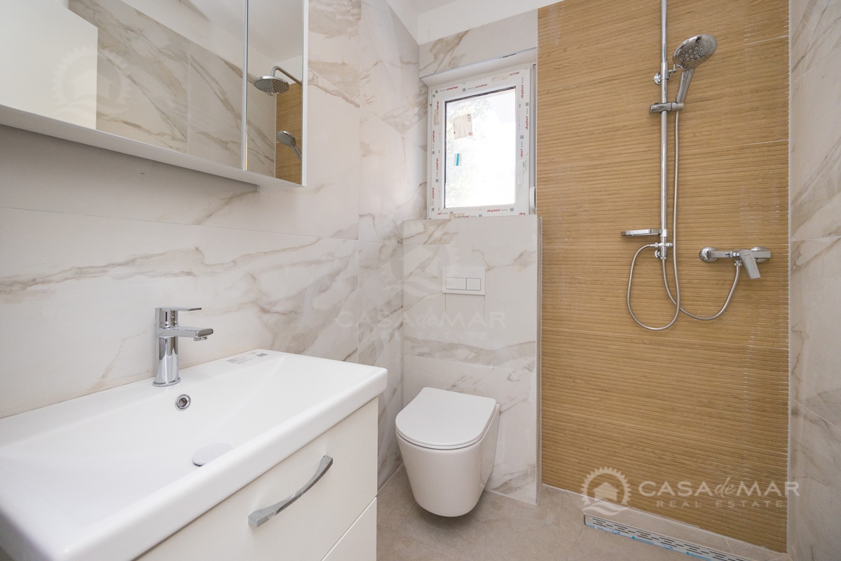 PRILOŽNOST! Stanovanje v pritličju z razgledom na morje – novogradnja 450 m od morja!