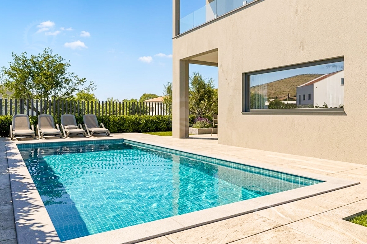 Novogradnja v okolici Malinske – dvojček z bazenom