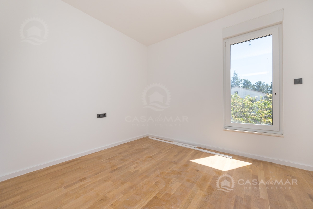 PRILOŽNOST! Apartma z dvoriščem, parkiriščem in shrambo v novogradnji, le 250 metrov od morja