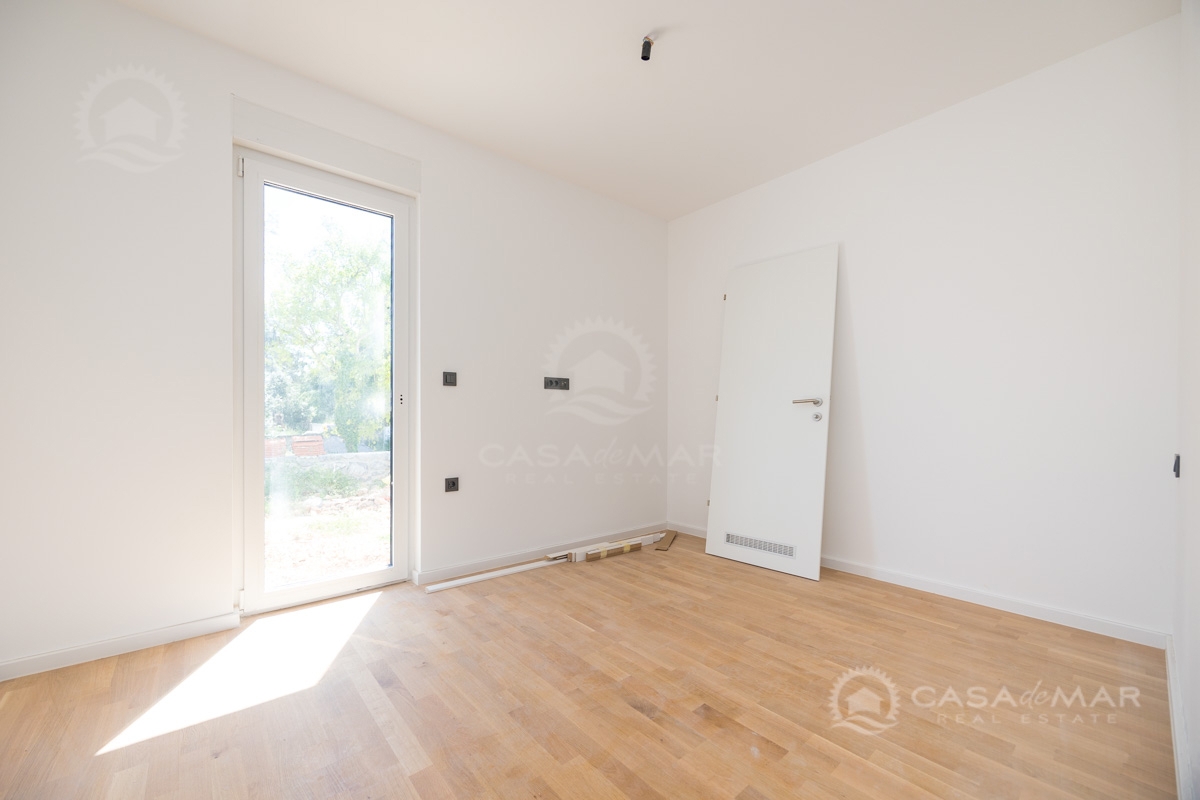 PRILOŽNOST! Apartma z dvoriščem, parkiriščem in shrambo v novogradnji, le 250 metrov od morja