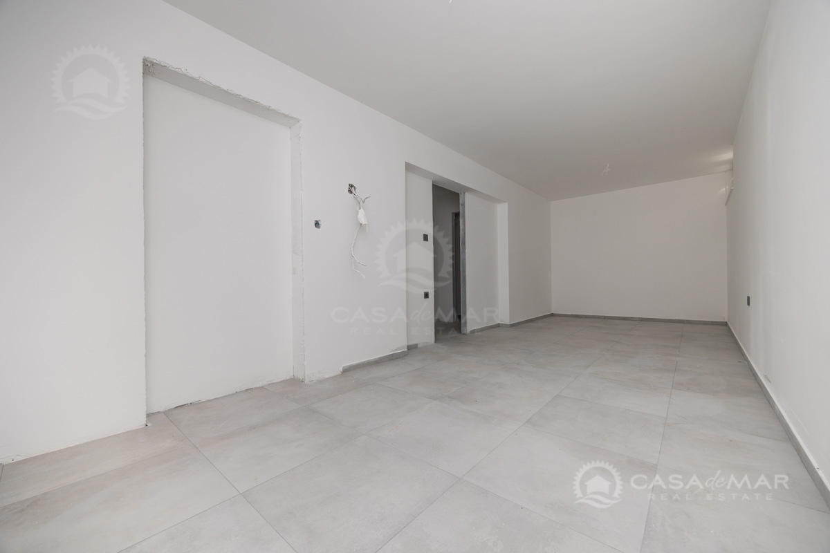 PRILOŽNOST! Apartma z dvoriščem, parkiriščem in shrambo v novogradnji, le 250 metrov od morja
