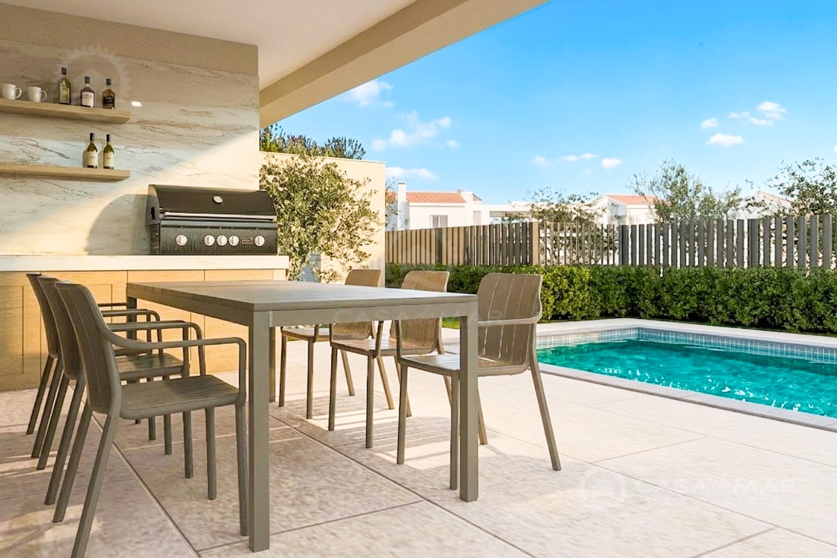 Dvojček z bazenom v mirni okolici Malinske – novogradnja!